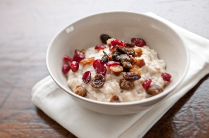 5 Super-Speedy Breakfast Shortcuts Organic cinnamon and some raisins turn ordinary porridge into a nutritious breakfast kids love!