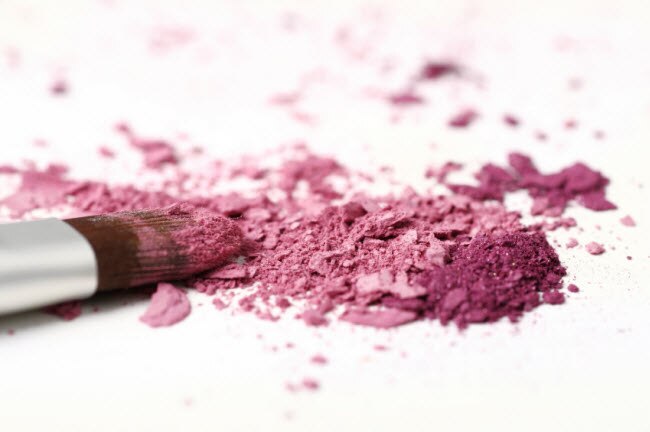 make your own eyeshadow