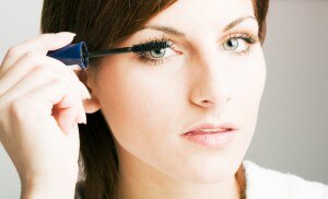 DIY Mascara with Coconut Oil & Beeswax