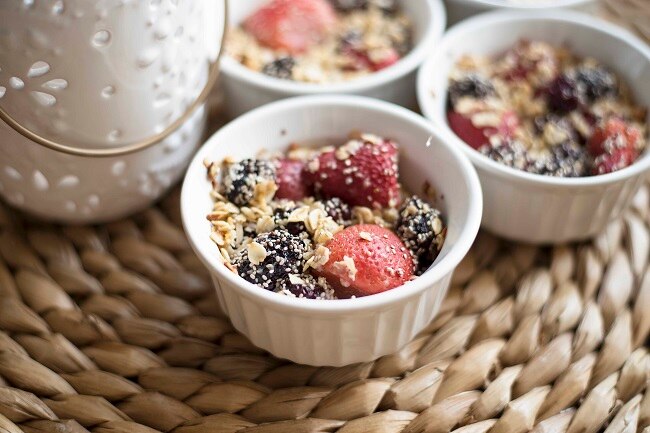 Berry & White Chia Protein Dessert Crumble Strawberry & blackberry oat crumble in white ramekins #berrycrumble www.vitacost.com/blog