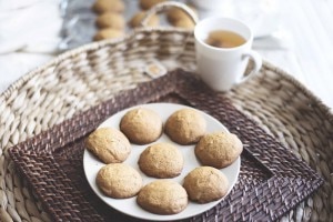 Chai spice cookies arranged in circle on white plate | www.vitacost.com/blog