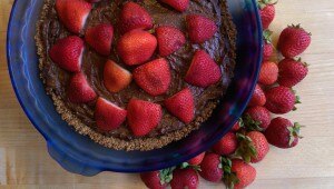 Paleo Chocolate Pudding Pie in Blue Dish with Strawberries | www.vitacost.com/blog