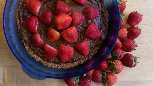 Paleo Pudding Pie Recipe Paleo Chocolate Pudding Pie in Blue Dish with Strawberries | www.vitacost.com/blog