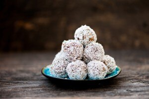 Gluten-, dairy- and egg-free coconut macaroons #healthydesserts | www.vitacost.com/blog