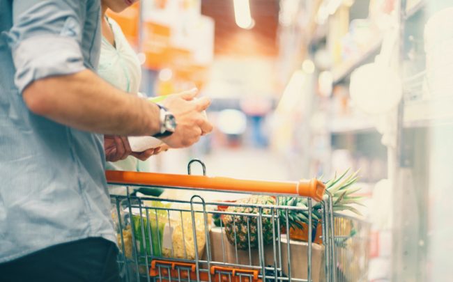 Grocery Shopper Reading Food Label at Supermarket | Vitaost.com/blog