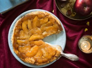 No-Bake Apple Pie on red background #glutenfree #easy | Vitacost.com/blog