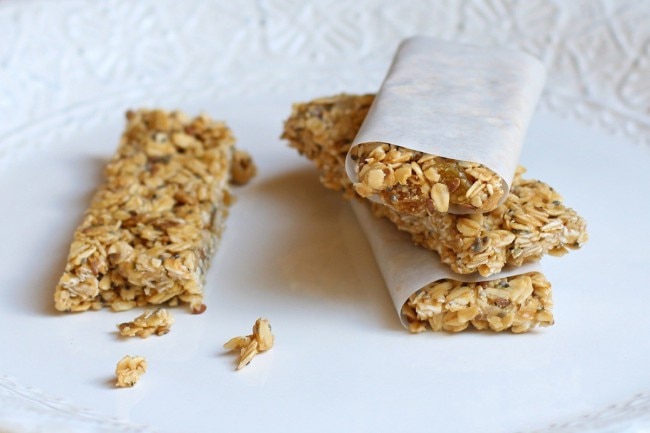 Homemade peanut butter and white chocolate granola bars with raisins | Vitacost.com/Blog
