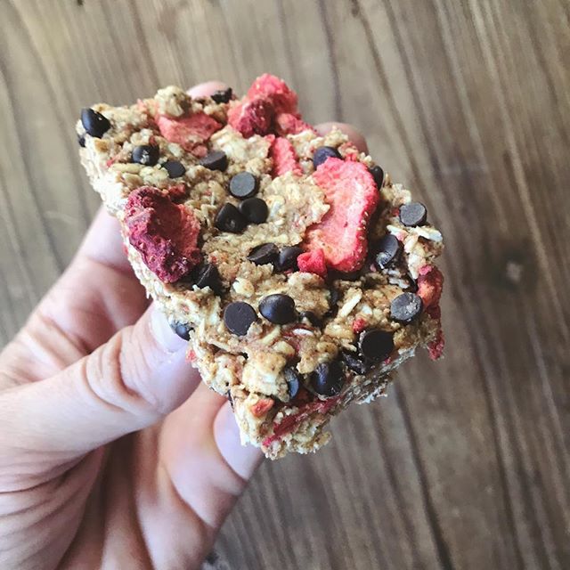 NoBake StrawberryChocolate Chip Granola Bars