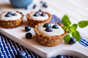 No-bake cheesecake cups with yogurt and blueberries