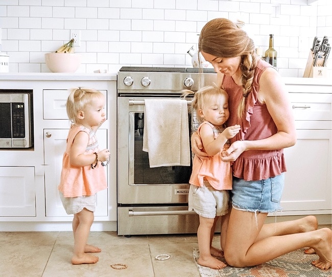 Social Media Influencer Kendra Atkins with Twin Daughters in Kitchen | Vitacost.com/Blog