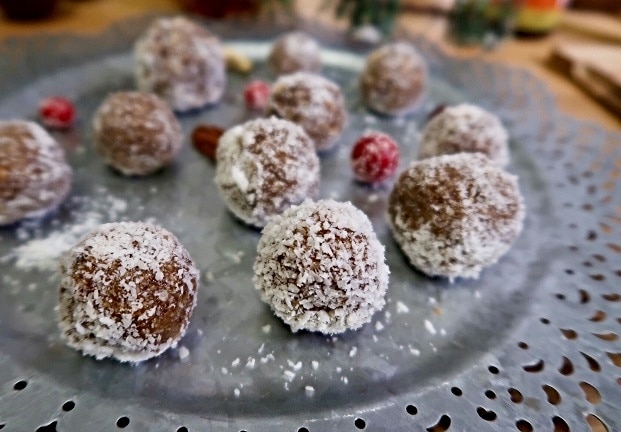 ‘Game of Thrones’ Themed Party Food Homemade No-Bake Raw Vegan Snowball Cookies | Vitacost.com/Blog