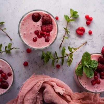 Raspberry Pomegranate Smoothie Garnished with Pomegranate Seeds and Fresh Mint Leaves | Vitacost.com/Blog