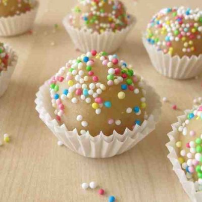 No-Bake Strawberry Sugar Cookie Truffles